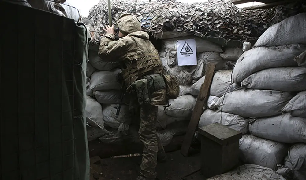 Un militar ucraniano vigila en la línea del frente con los separatistas respaldados por Rusia cerca de la aldea de Pesky. Foto: AFP Un militar ucraniano vigila en la línea del frente con los separatistas respaldados por Rusia cerca de la aldea de Pesky. Foto: AFP