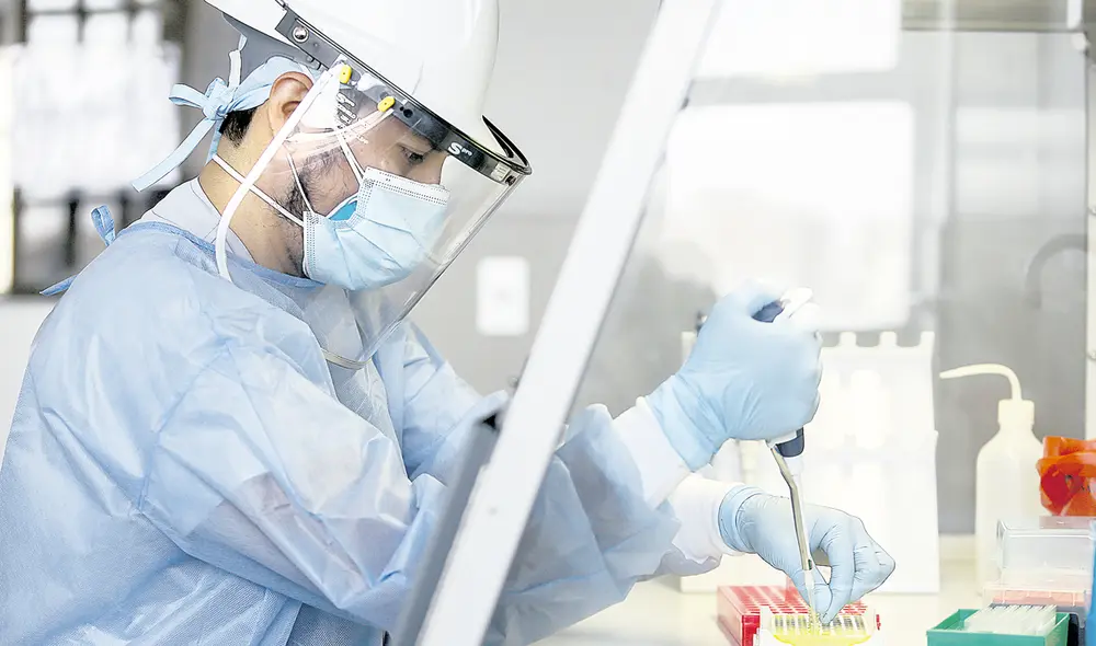 Rastreo del virus. En el Perú y el mundo se sigue de cerca el avance de la variante ómicron. Por ahora se sabe que afecta especialmente a los no vacunados. Foto: Antonio Melgarejo / La República Rastreo del virus. En el Perú y el mundo se sigue de cerca el avance de la variante ómicron. Por ahora se sabe que afecta especialmente a los no vacunados. Foto: Antonio Melgarejo / La República