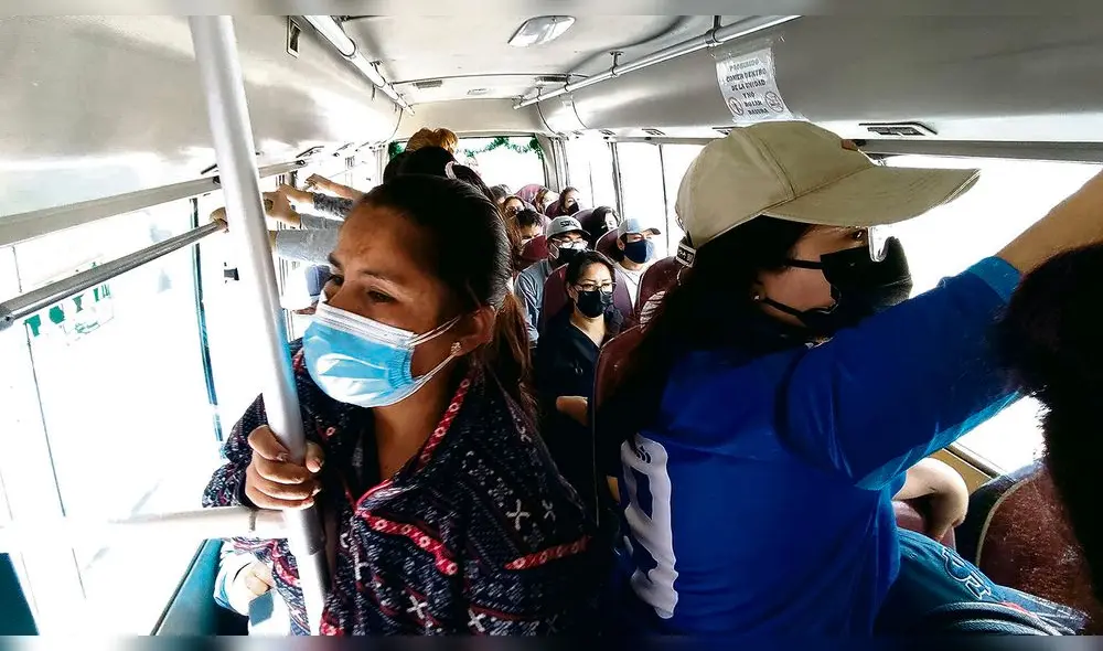 Sin respetar los aforos. Este vehículo de transporte público viaja repleto de pasajeros pese a la prohibición de pasajeros parados. Sin embargo, la municipalidad no fiscaliza. Sin respetar los aforos. Este vehículo de transporte público viaja repleto de pasajeros pese a la prohibición de pasajeros parados. Sin embargo, la municipalidad no fiscaliza.