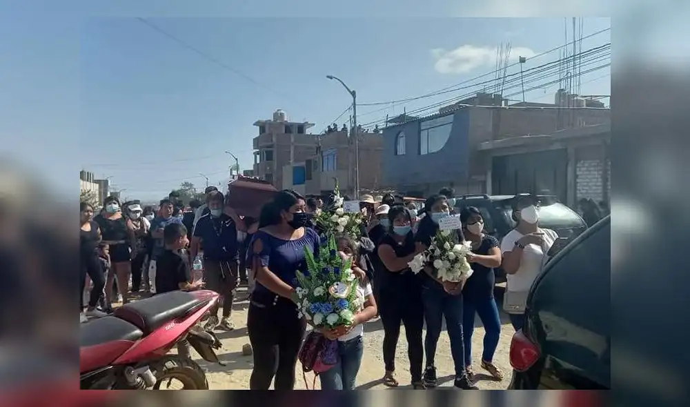 Restos de Efrain De la Cruz antes de ser llevado al cementerio, sus familiares hicieron un alto en la loza deportiva donde practicaba al fútbol. Foto: La Libertad Ahora