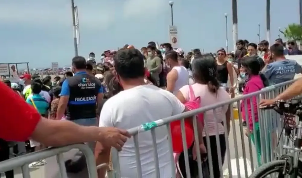 Playa Agua Dulce de Chorrillos presentó gran aglomeración de personas por Navidad. Foto: UPPI-LR Playa Agua Dulce de Chorrillos presentó gran aglomeración de personas por Navidad. Foto: UPPI-LR