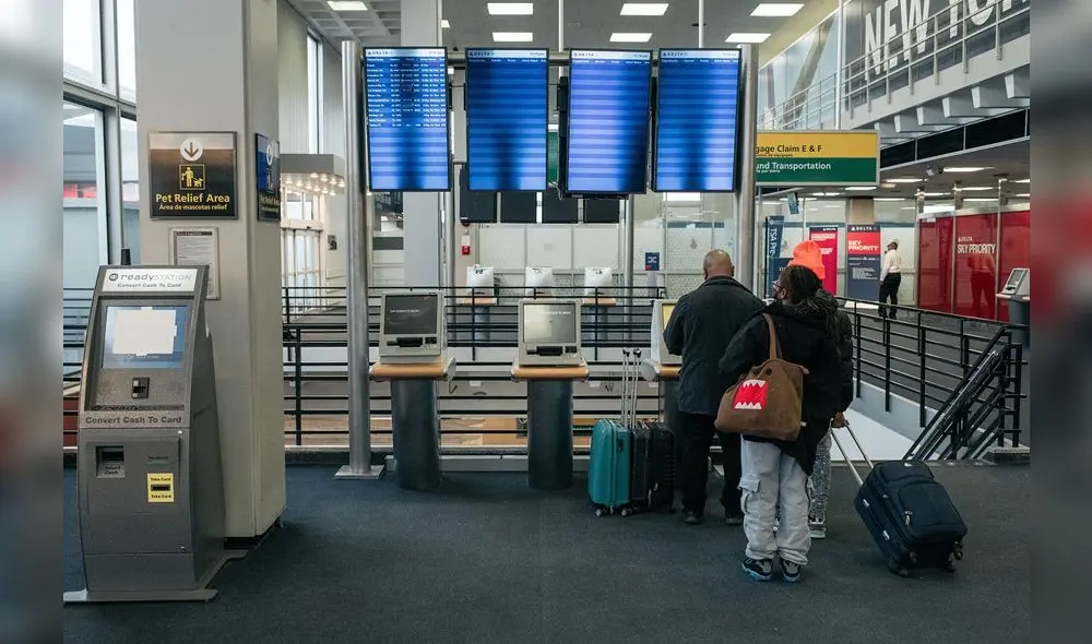 Los viajeros atraviesan la sala de salidas de la Terminal 2 del Aeropuerto Internacional John F. Kennedy. Foto: AFP Los viajeros atraviesan la sala de salidas de la Terminal 2 del Aeropuerto Internacional John F. Kennedy. Foto: AFP