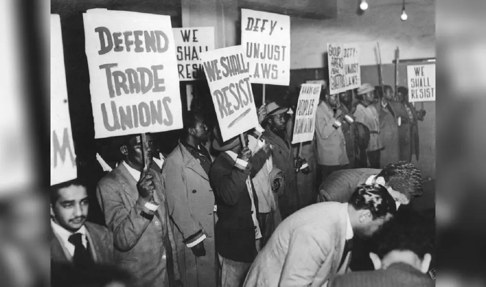 Los partidarios del Congreso Nacional Africano (ANC) de Sudáfrica, se reunieron en 1952 en campaña contra el régimen de segregación racial del apartheid. Foto: AFP Los partidarios del Congreso Nacional Africano (ANC) de Sudáfrica, se reunieron en 1952 en campaña contra el régimen de segregación racial del apartheid. Foto: AFP