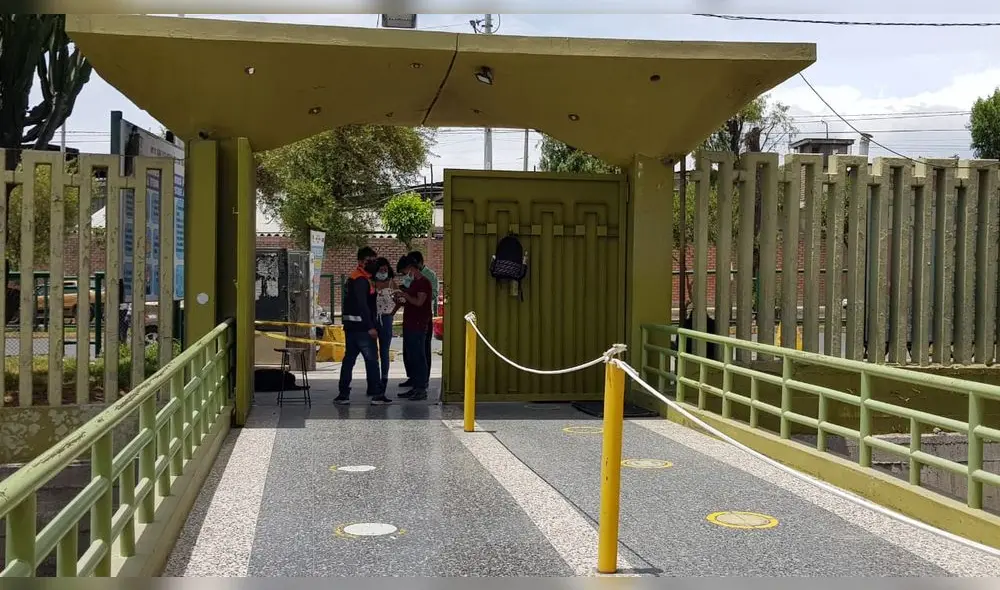 Control del carnet de vacunación y DNI en las puertas de ingreso al Terminal Terrestre sí se concreta. Foto: Wilder Pari/URPI