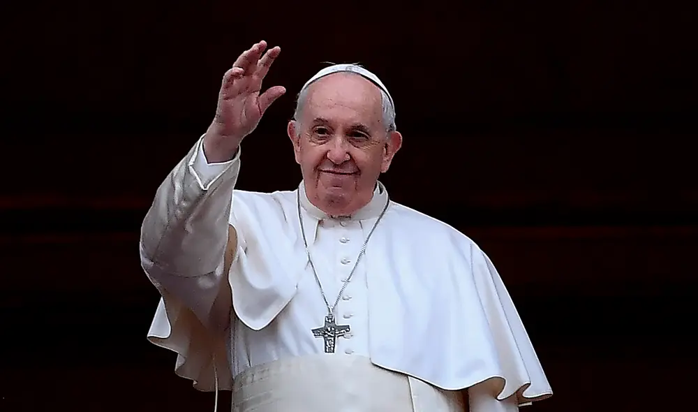 El Papa Francisco saluda a los fieles reunidos después de su bendición navideña urbi et orbi en el Vaticano el 25 de diciembre de 2021. Foto: AFP El Papa Francisco saluda a los fieles reunidos después de su bendición navideña urbi et orbi en el Vaticano el 25 de diciembre de 2021. Foto: AFP