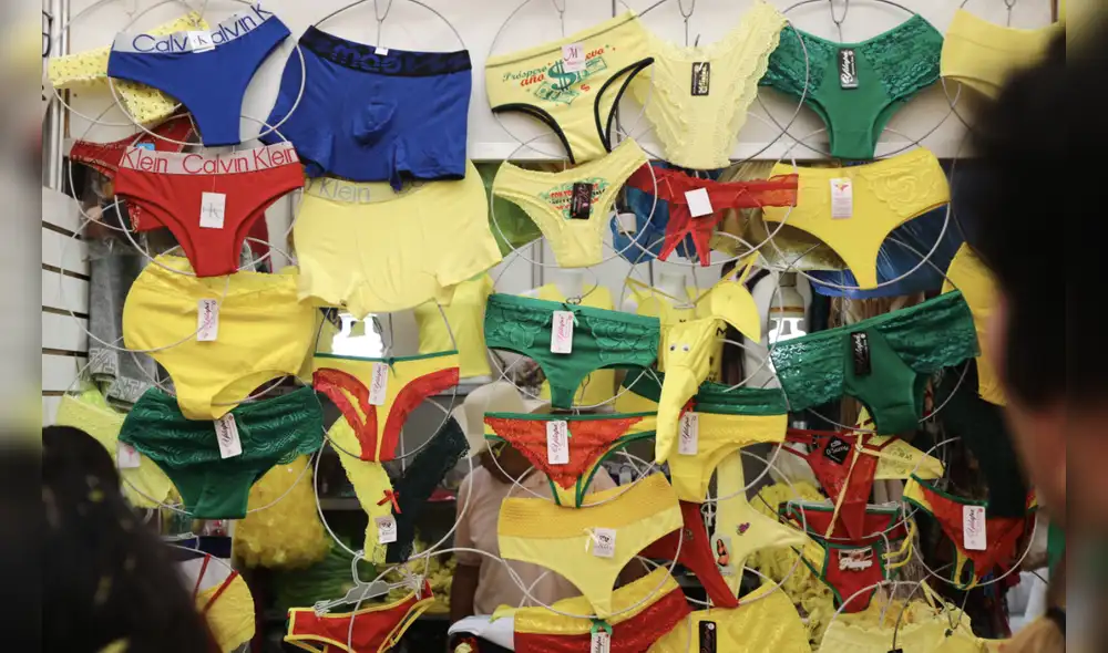 Una de las tradiciones de Año Nuevo es recibirlo con ropa interior nueva y de colores. Foto: Jorge Cerdán Campos / La República.