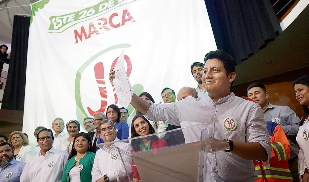 Antes juntos. El subsecretario general de Patria Roja, Arturo Ayala, en una presentación de candidaturas. Al extremo izquierdo, Roberto Sánchez, de JP. Foto: La República
