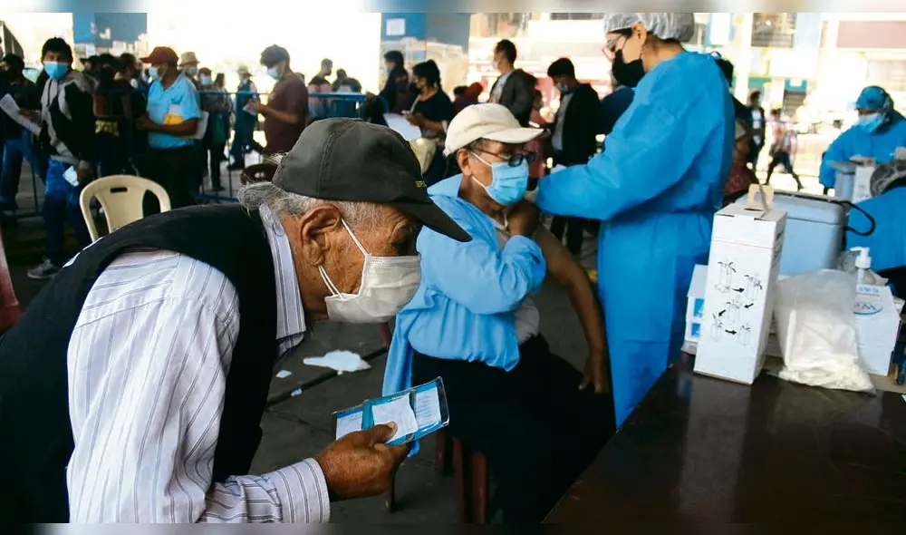 Temas por resolver. Falta de personal para vacunación, atención en centros de primer nivel y hospitales es el talón de Aquiles de Arequipa. Foto: Zintia Fernández/La República Temas por resolver. Falta de personal para vacunación, atención en centros de primer nivel y hospitales es el talón de Aquiles de Arequipa. Foto: Zintia Fernández/La República