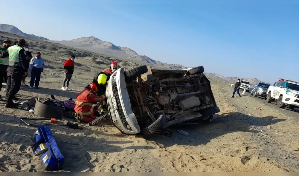Vehículo quedó volcado a un lado de la Carretera Panamericana. Foto: PNP Vehículo quedó volcado a un lado de la Carretera Panamericana. Foto: PNP