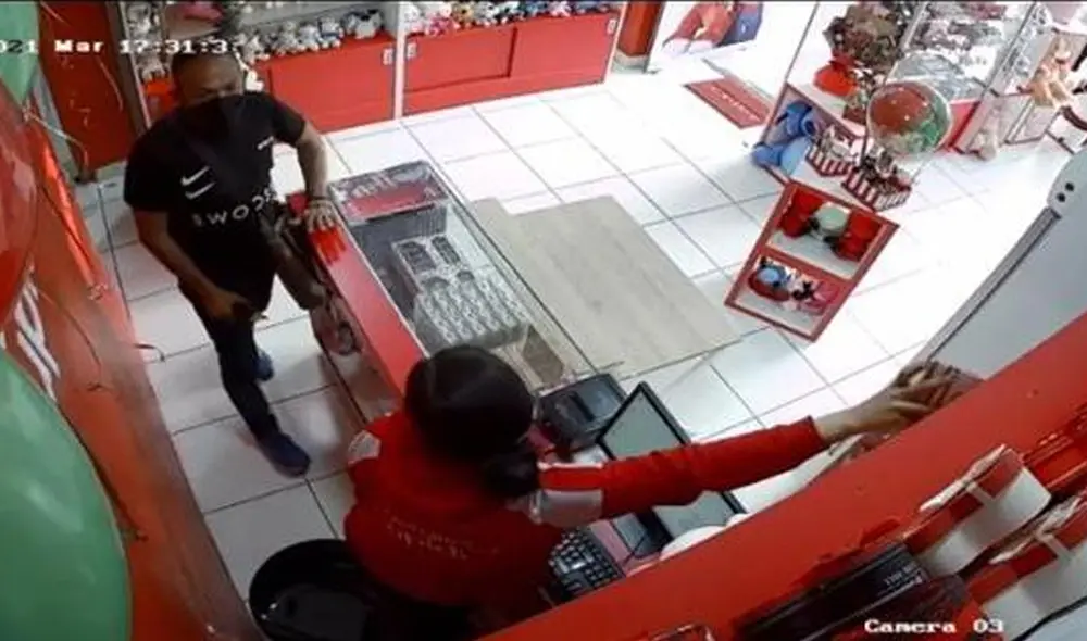 Sujeto responde al nombre de Jonathan Bezaga Luque y robó varias tiendas en los distritos de Miraflores, Surquillo y San Borja. Foto: difusión