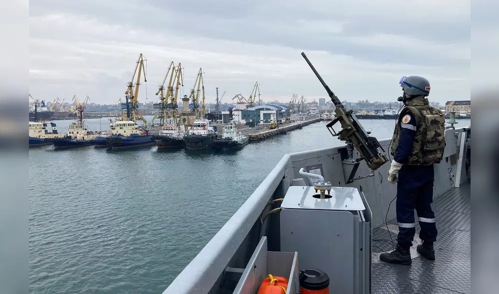 Un marine militar francés de la fragata Auvernia observa cómo la fragata sale del puerto de Constanza durante un ejercicio con el ejército rumano e italiano en las aguas del Black. Foto: AFP