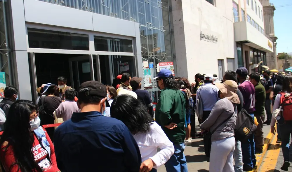 Desorden en los exteriores del Banco de la Nación para cobrar los bonos estatales. Foto: Zintia Fernández/La República