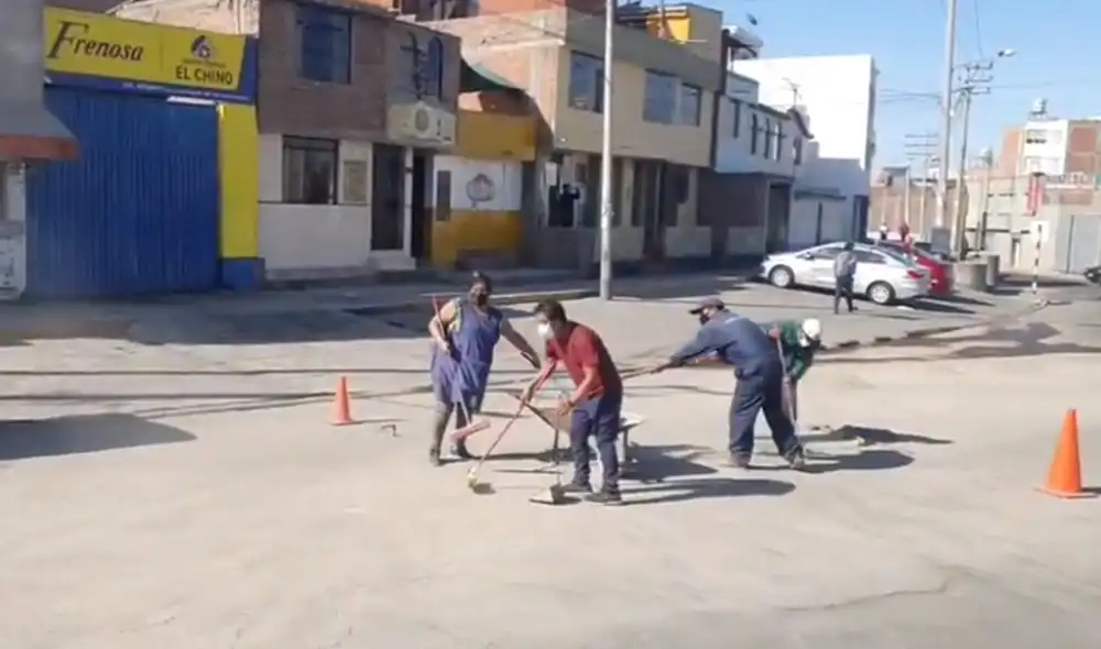 Vecinos recogen la tierra y la vienen acumulando en la berma central. Foto: Captura HBA Vecinos recogen la tierra y la vienen acumulando en la berma central. Foto: Captura HBA
