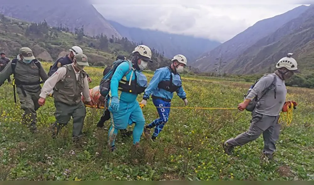 Agentes de la Policía continúan con las labores de rescate en Cusco. Foto: PNP