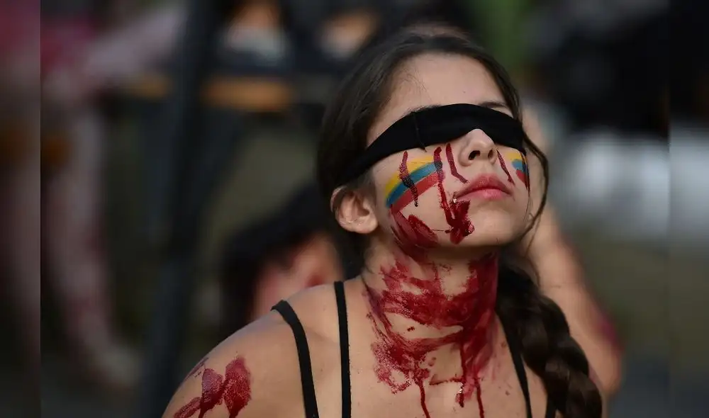 Un joven pintada durante las protestas antigubernamentales en Cali, Colombia. Foto: AFP