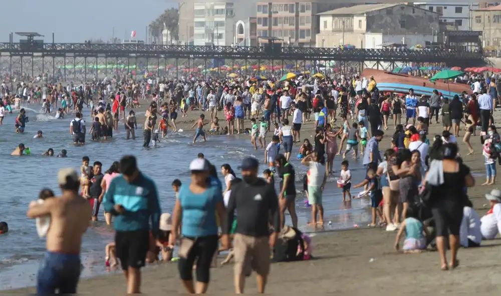 El último sábado 25 de diciembre se reportó gran afluencia de público en la playa de Pimentel. Foto: Clinton Medina La República. El último sábado 25 de diciembre se reportó gran afluencia de público en la playa de Pimentel. Foto: Clinton Medina La República.