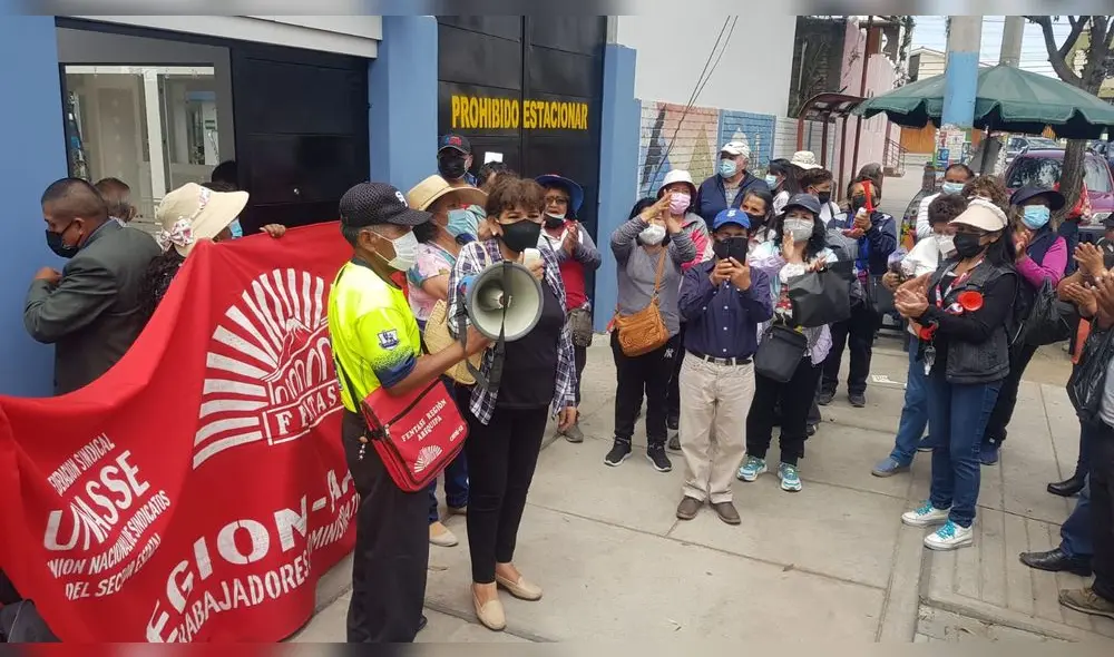 Personal protestó frente a las instalaciones de la UGEL Norte. Foto: URPI/Alexis Choque