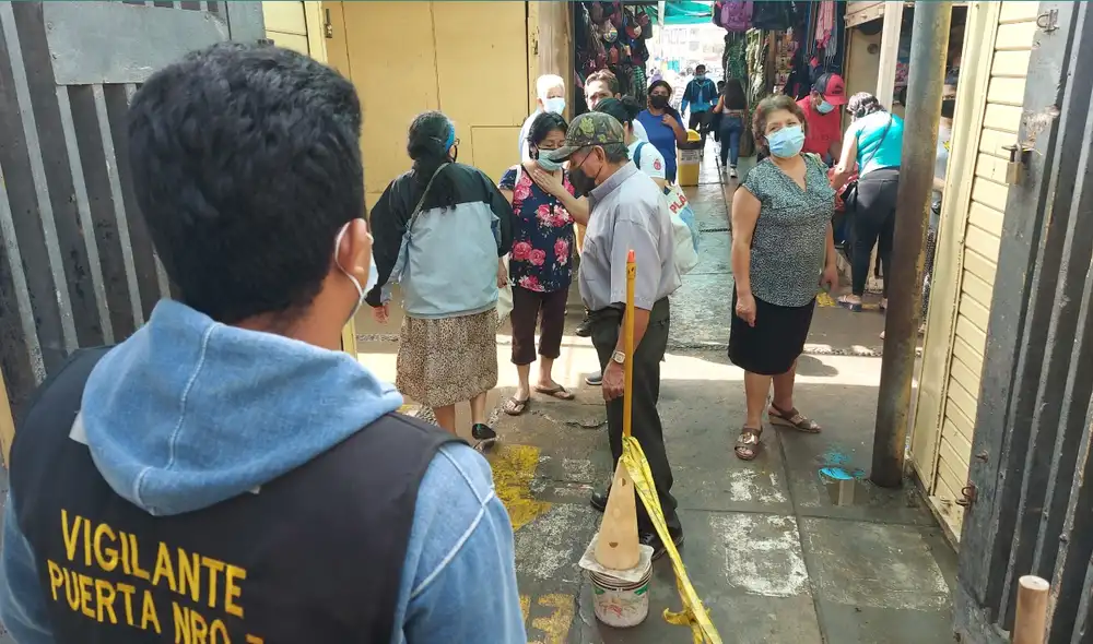 Las exigencias para ingresar a espacios cerrados por la COVID-19 consiste en llevar puesta doble mascarilla (o una N95) y presentar el carné de vacunación. Foto: Clinton Medina.