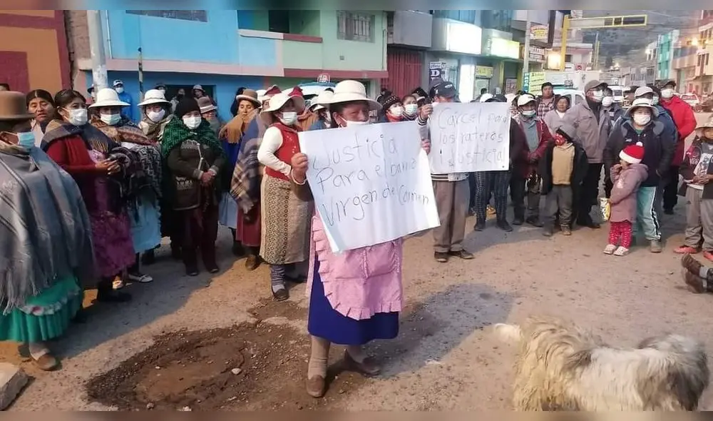 Puno. Ciudadanos exigen justicia para que los investigados sean procesados por sus presuntos delitos. Foto: Huancané Informa