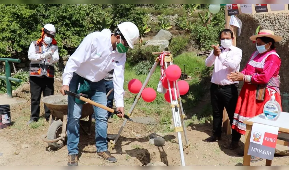 Director ejecutivo del PSI, Renato Delgado colocó primera piedra de obra de mejoramiento de canales. Foto: PSI-Midagri Director ejecutivo del PSI, Renato Delgado colocó primera piedra de obra de mejoramiento de canales. Foto: PSI-Midagri