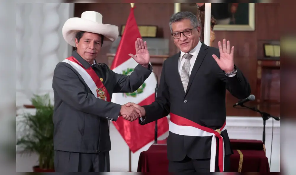 Serna Román juró en el cargo frente al presidente Pedro Castillo. Foto: Presidencia Serna Román juró en el cargo frente al presidente Pedro Castillo. Foto: Presidencia