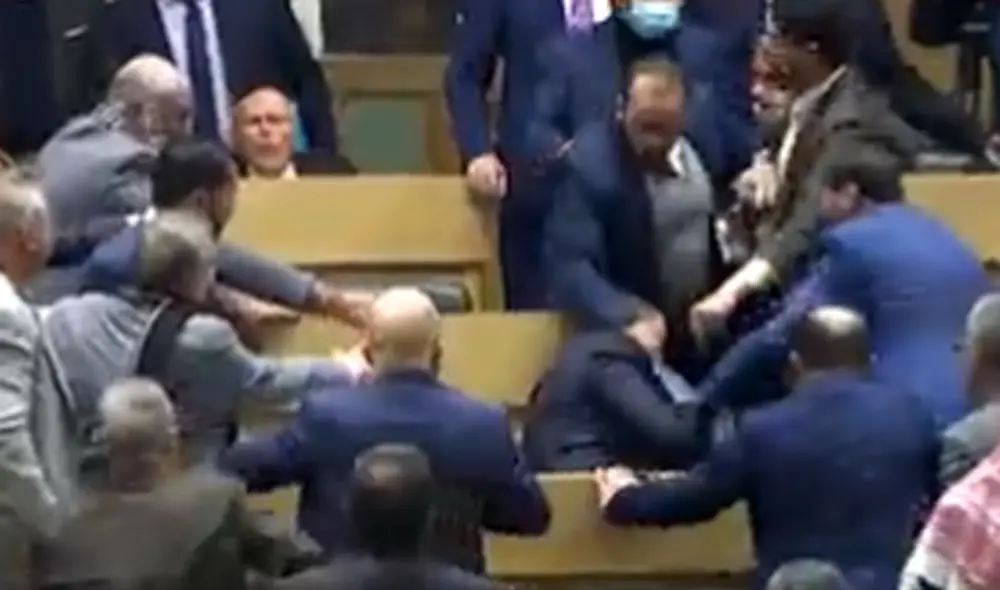 “Hubo una pelea a gritos que se convirtió en una pelea a puñetazos entre varios diputados", dijo Khalil Atiyeh, miembro del Parlamento. Foto: captura video “Hubo una pelea a gritos que se convirtió en una pelea a puñetazos entre varios diputados", dijo Khalil Atiyeh, miembro del Parlamento. Foto: captura video