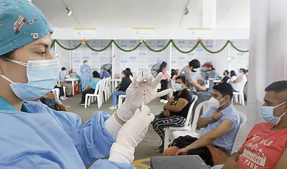 Prevenir para no lamentar. La variante ómicron es más contagiosa y puede afectar a las personas vulnerables. Es momento que se aplique la tercera dosis. Foto: Francisco Contreras/La República