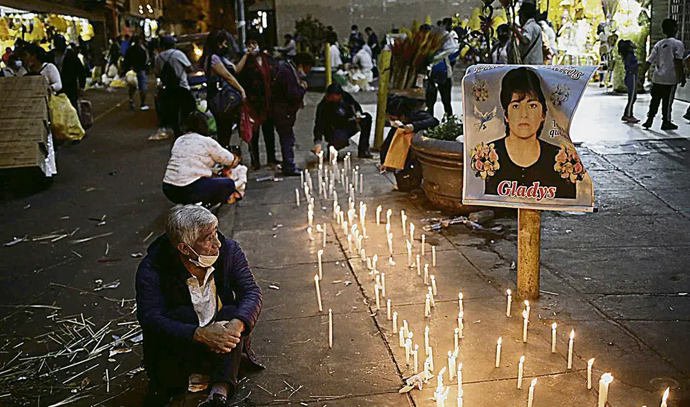 Vigilia. Anoche, los deudos y las víctimas del incendio de Mesa Redonda conmemoraron los 20 años de esta tragedia. Foto: Gerardo Marín/La República