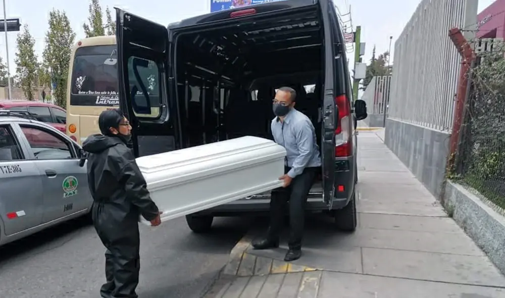 Dolor. Familiares, amigos y colegas acompañaron en sepelio. Foto: La República Dolor. Familiares, amigos y colegas acompañaron en sepelio. Foto: La República