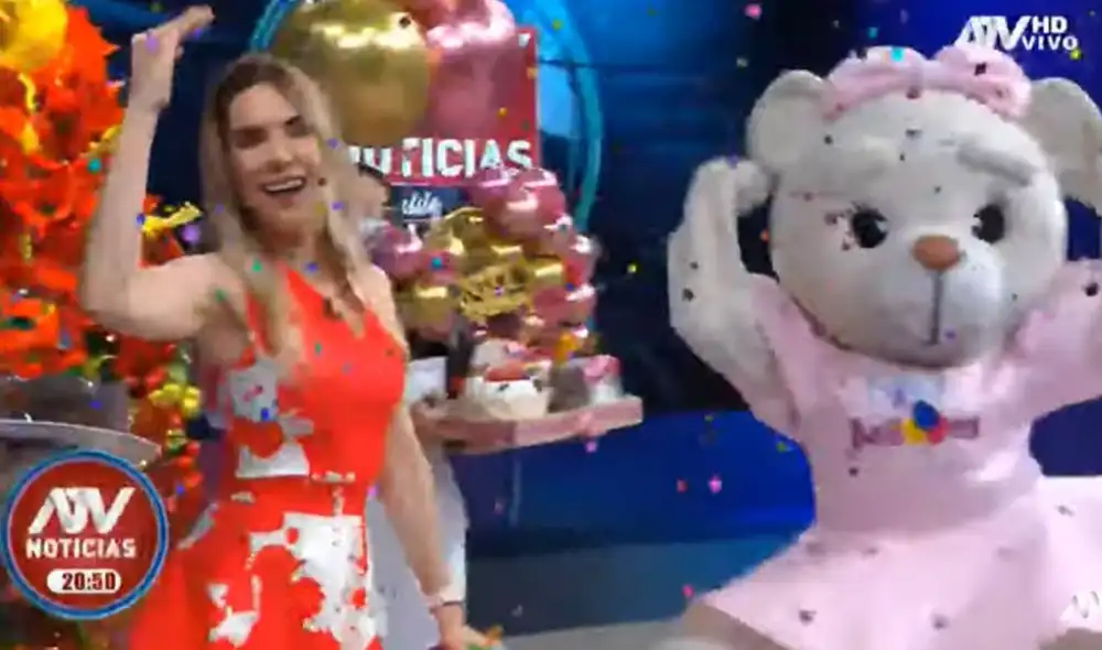 Juliana Oxenford recibe orgullosa sus 43 años en ATV Noticias al estilo Juliana. Foto: captura de ATV Juliana Oxenford recibe orgullosa sus 43 años en ATV Noticias al estilo Juliana. Foto: captura de ATV