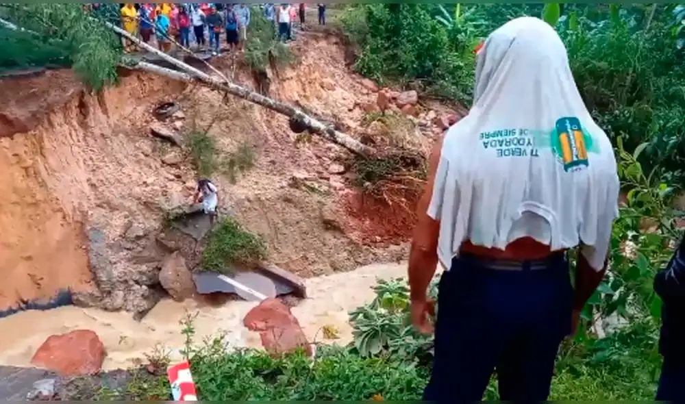 Mientras se mantuvo inhabilitada, las personas arriesgaron su vida para cruzar. Foto: captura/VIA Televisión Mientras se mantuvo inhabilitada, las personas arriesgaron su vida para cruzar. Foto: captura/VIA Televisión
