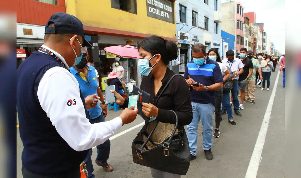 Revise en esta nota las soluciones a las que podría optar en caso la presentación de su carnet de vacunación, físico o virtual, falle. Foto: Jaime Mendoza