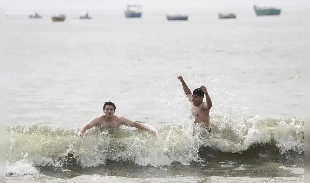 Algunos ciudadanos entraron al mar para disfrutar del calor. Foto: Gerardo Marín / La República