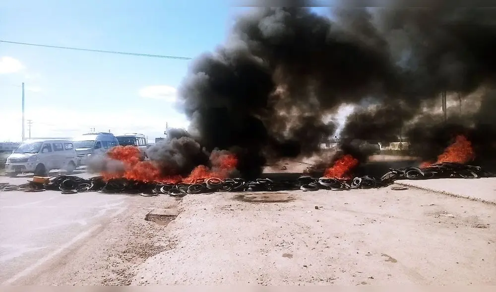Quema de llantas fue criticada por grupos ambientalistas. Foto: Liubomir Fernández/La República Quema de llantas fue criticada por grupos ambientalistas. Foto: Liubomir Fernández/La República