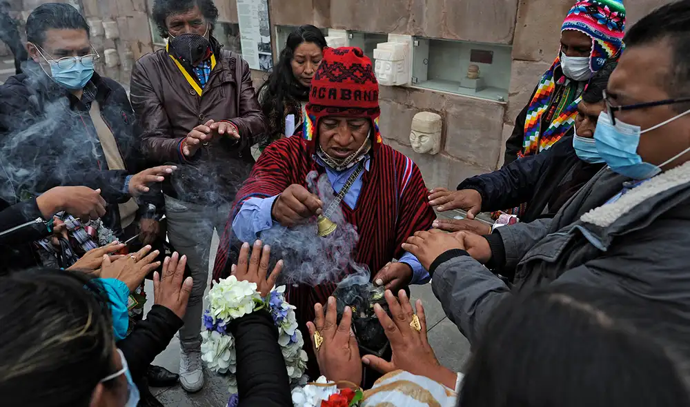 Reunión de ritual Jallupacha (época de lluvias) para agradecer a la Pachamama (Madre Tierra) en el solsticio de verano, durante el mes de diciembre. Foto: AFP Reunión de ritual Jallupacha (época de lluvias) para agradecer a la Pachamama (Madre Tierra) en el solsticio de verano, durante el mes de diciembre. Foto: AFP
