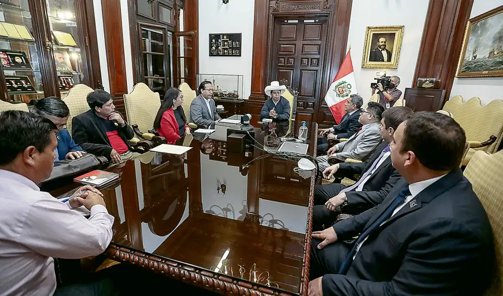 Diálogo. El presidente reiteró que rendirá cuentas a la prensa. Los líderes partidarios le pidieron que pase a los hechos. Foto: César Fajardo / La República Diálogo. El presidente reiteró que rendirá cuentas a la prensa. Los líderes partidarios le pidieron que pase a los hechos. Foto: César Fajardo / La República