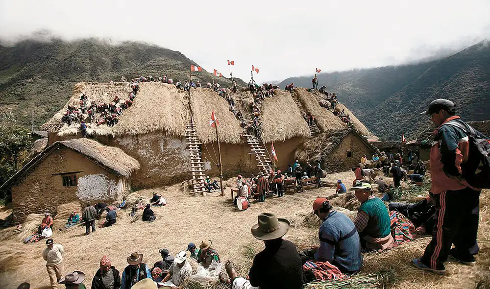 Restauración. El “repaje” o wasi cachuy” en el templo San Francisco de Asís, en Marcapata. Foto: difusión Restauración. El “repaje” o wasi cachuy” en el templo San Francisco de Asís, en Marcapata. Foto: difusión