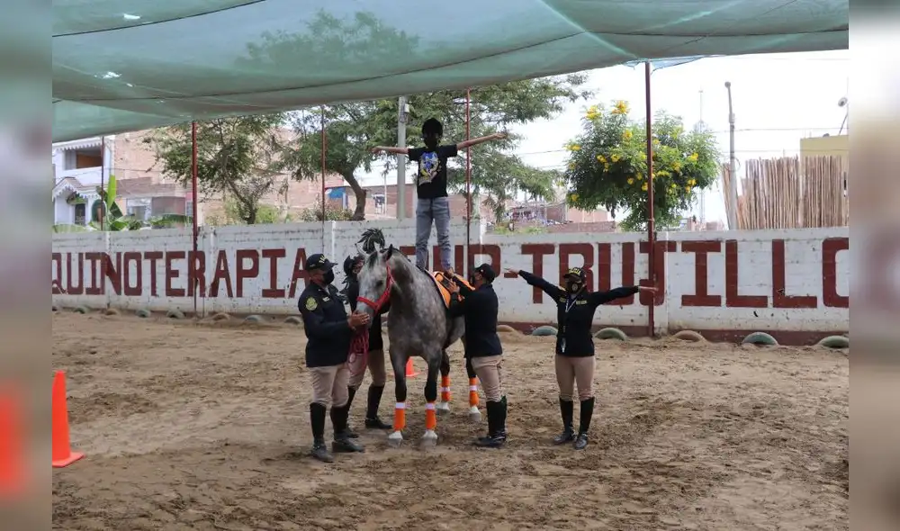 Los niños rápidamente hacen vínculos de afectividad con los caballos. Foto: PNP Los niños rápidamente hacen vínculos de afectividad con los caballos. Foto: PNP