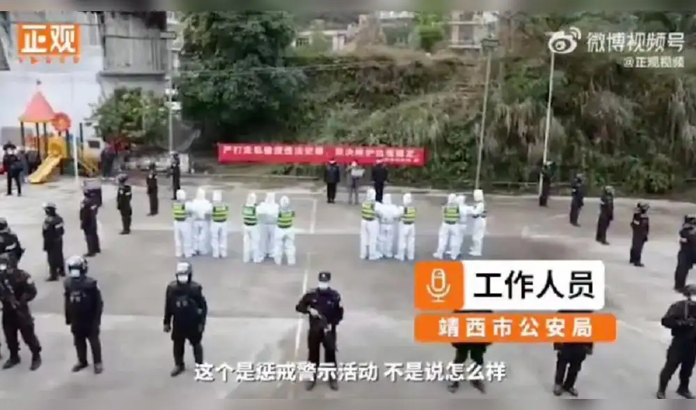 El desfile formaba parte de una serie de medidas disciplinarias anunciadas en agosto por el Gobierno local de Jingxi. Foto: Redes sociales de un medio local Nectar Gan