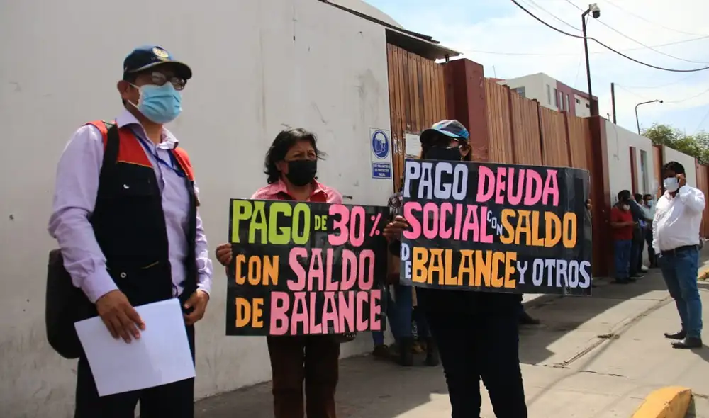 Los profesores señalan que el pasado 21 de diciembre, el Gobierno Regional de Arequipa autorizó a las Ugel el pago de este derecho. Foto: Zintia Fernández/La República Los profesores señalan que el pasado 21 de diciembre, el Gobierno Regional de Arequipa autorizó a las Ugel el pago de este derecho. Foto: Zintia Fernández/La República
