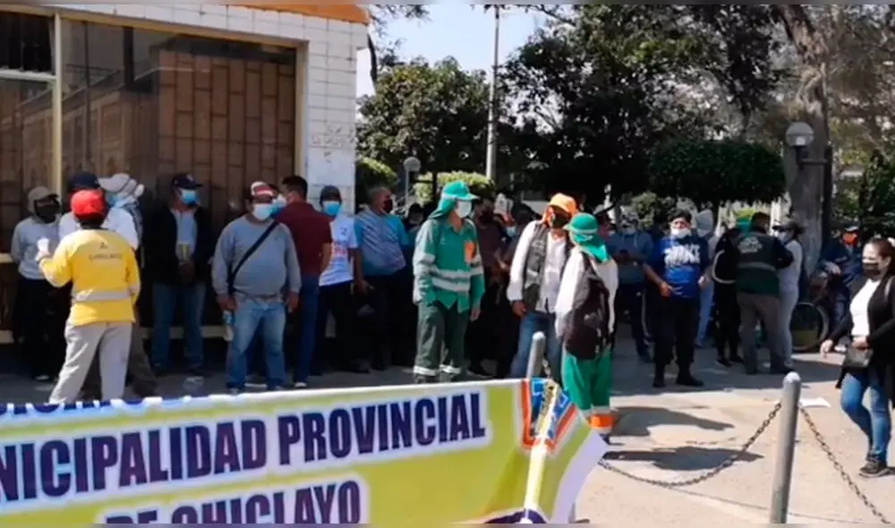Cientos de trabajadores llegaron hasta la ex-Mutual. Foto: captura/TVI Cientos de trabajadores llegaron hasta la ex-Mutual. Foto: captura/TVI