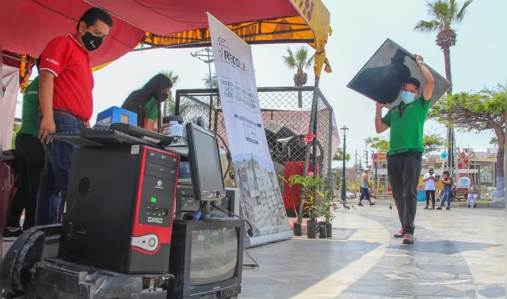 Personal municipal también recogió los equipos en desuso de las viviendas y entidades. Foto: MPS.