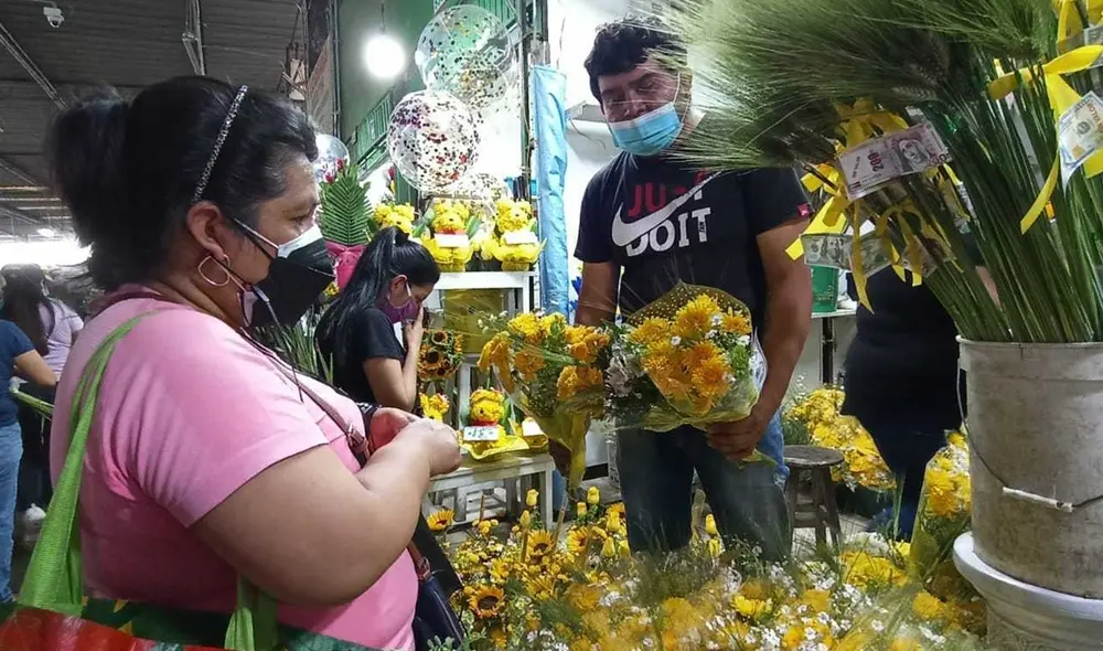 Los pompones de girasoles son los más vendidos para Año Nuevo 2022. Foto: Geanella Izquierdo/URPI-LR