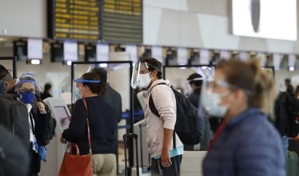 Peruanos deben presentar su carnet de vacunación con dos dosis para viajar al exterior. Foto: Andina