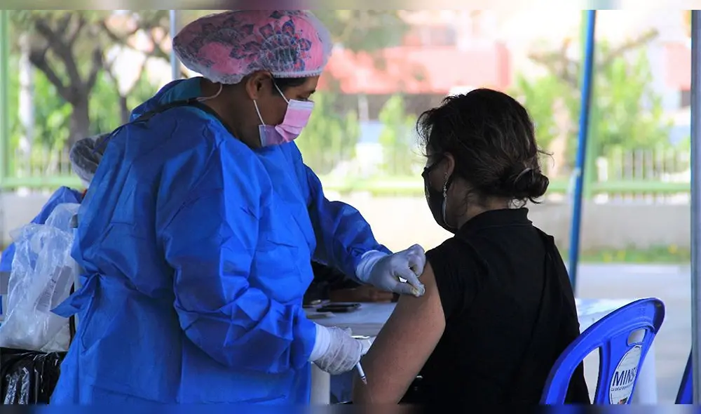 La Gerencia de Salud anunció que en algunos centros el proceso de vacunación de este jueves se iba a extender hasta las 10.00 p.m. Foto: Zintia Fernández/La República