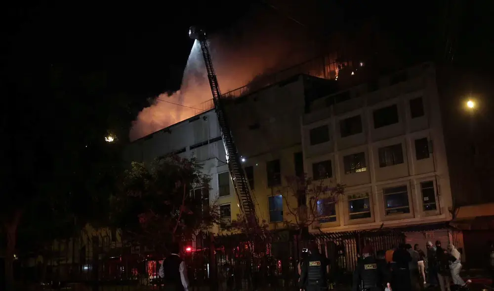 Diversas municipalidades han enviado cisternas de agua para apoyar con el control del fuego. Foto: Gerardo Marín / La República