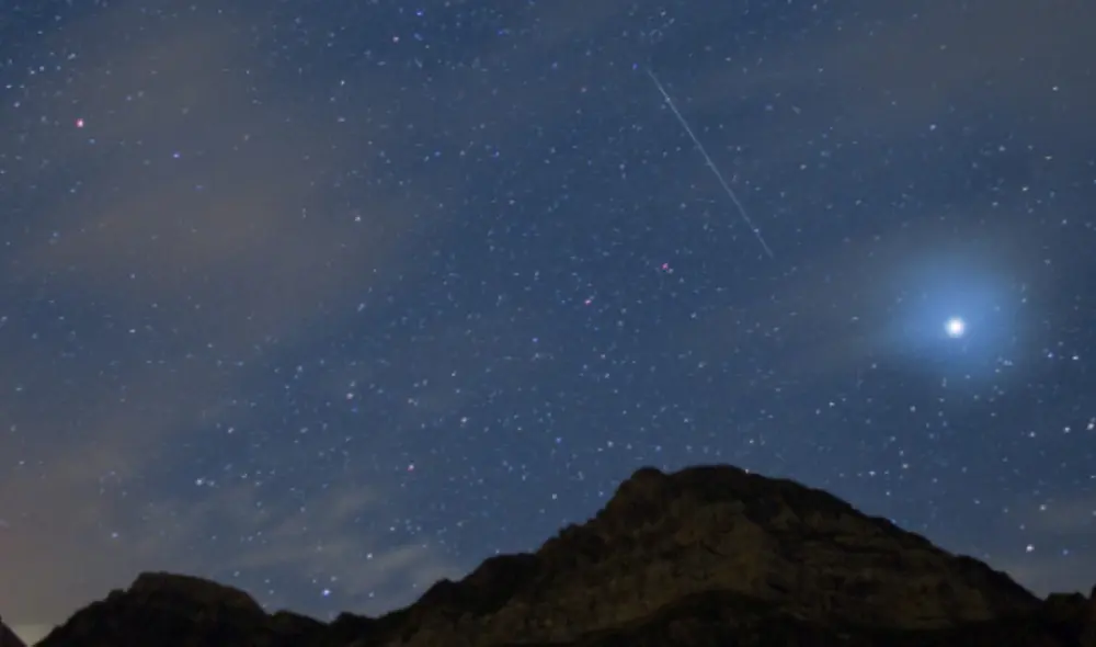 Una estrella fugaz pasa como un haz por el cielo nocturno. Foto: EFE / Alessandro Della Bella