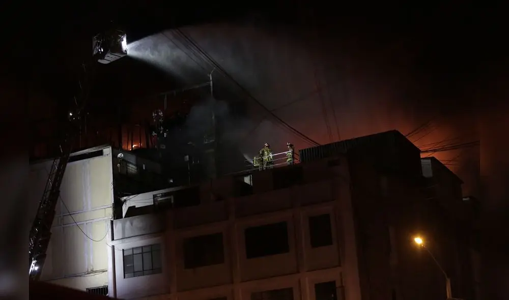 Incendio fue confinado al promediar las 11.00 p. m. del 30 de diciembre. Foto: Gerardo Marín