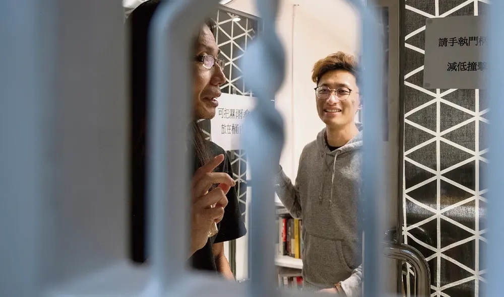 Cierre. Periodistas del Stand News abandonan el local. Foto: EFE