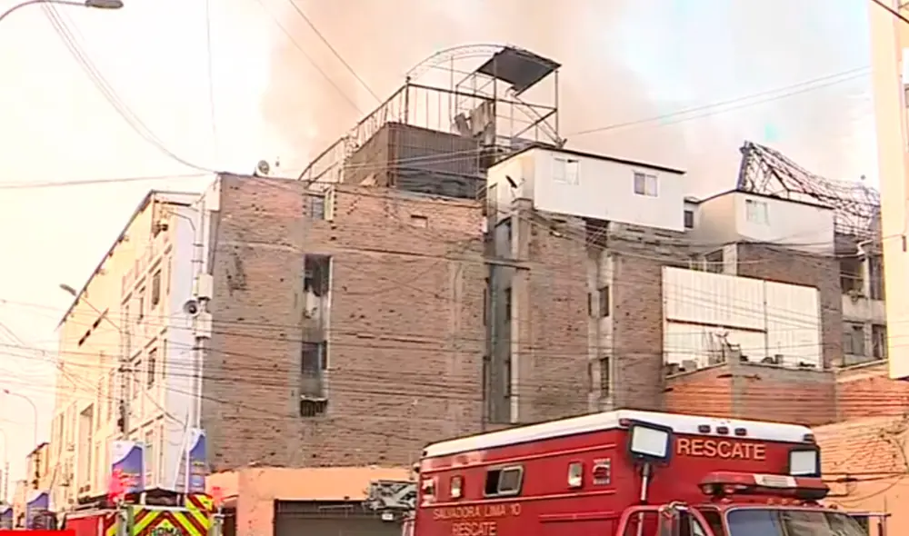 Los bomberos indicaron que las llamas se reavivaron porque no podían mover los escombros. Foto: captura de América